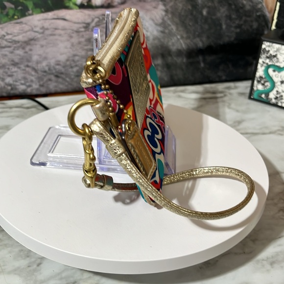 COACH GRAFFITI POPPY WRISTLET/CLUTCH IN GUC - Picture 4 of 13